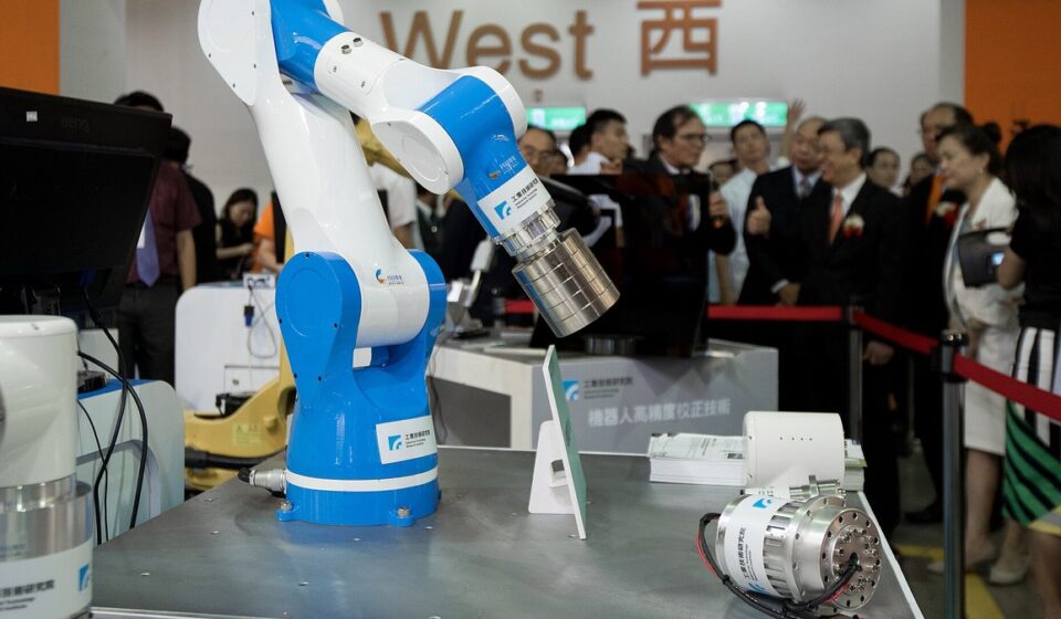 Real 机械制造 photo for Integrating Robots and Machine Tools on a Factory Line