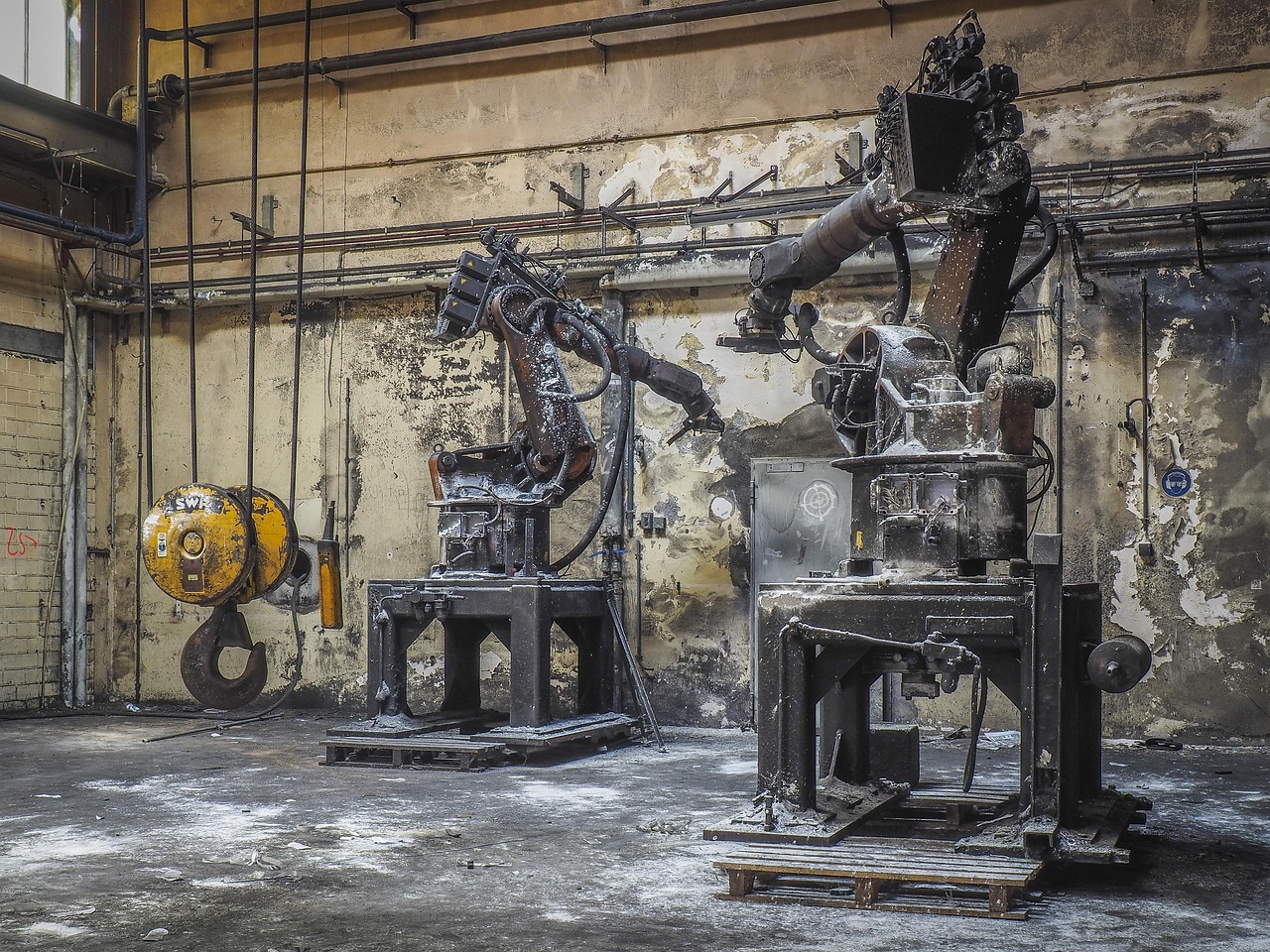 lost places, factory, industry, hall, ruin, abandoned, pforphoto, factory building, the atmosphere, building, old, mood, broken, past, industrial plant, expired, dilapidated, shabby, decay, architecture, machinery, robot, crane, factory, machinery, robot, robot, robot, robot, robot