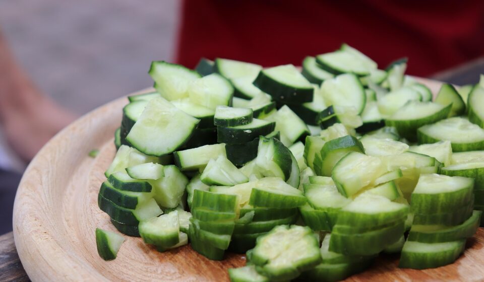 cucumber, green, pieces, rescued food, food sharing, food factory disco, to cut, snip, vegetables, board, fresh, meal, healthy, food, kitchen, preparation, nourishment